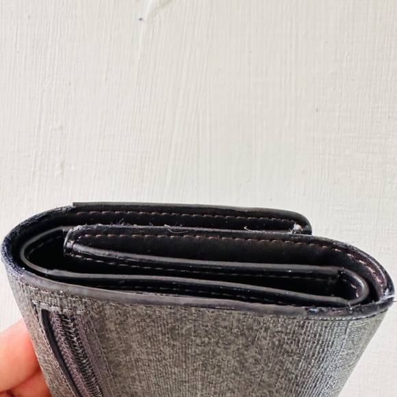 Tumi Crafted from leather, this refined and durable tri-fold wallet offers super - Picture 3 of 13